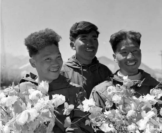 △1960年5月25日凌晨4點20分，中國登山隊隊員成功登上珠穆朗瑪峰。（右起）王富洲、貢布（藏族）和屈銀華。